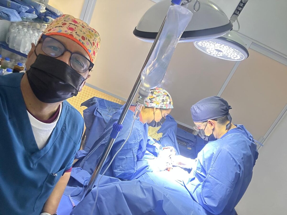 Equipo quirúrgico de Zamiled en quirófano durante una cirugía